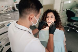 Wizyta kontrolna u dentysty – jak przebiega i jak często należy ją odbywać?